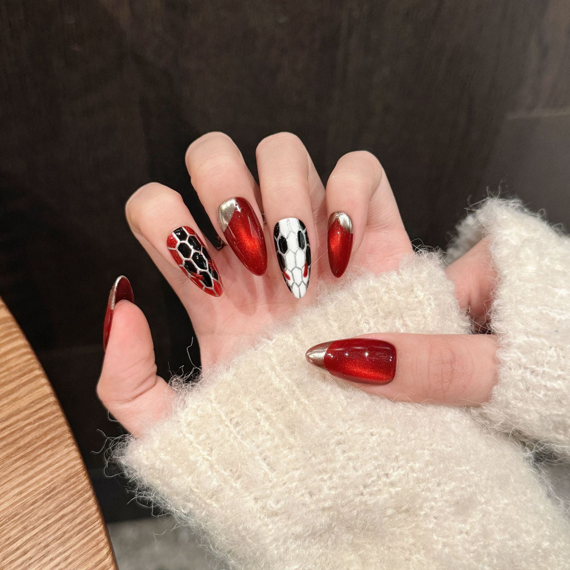Cabeza de serpiente retro, ojo de gato, serpiente polivinílica, patrón de serpiente pintado a mano, uñas blancas y rojas para Año Nuevo, uñas hechas a mano | 365nails