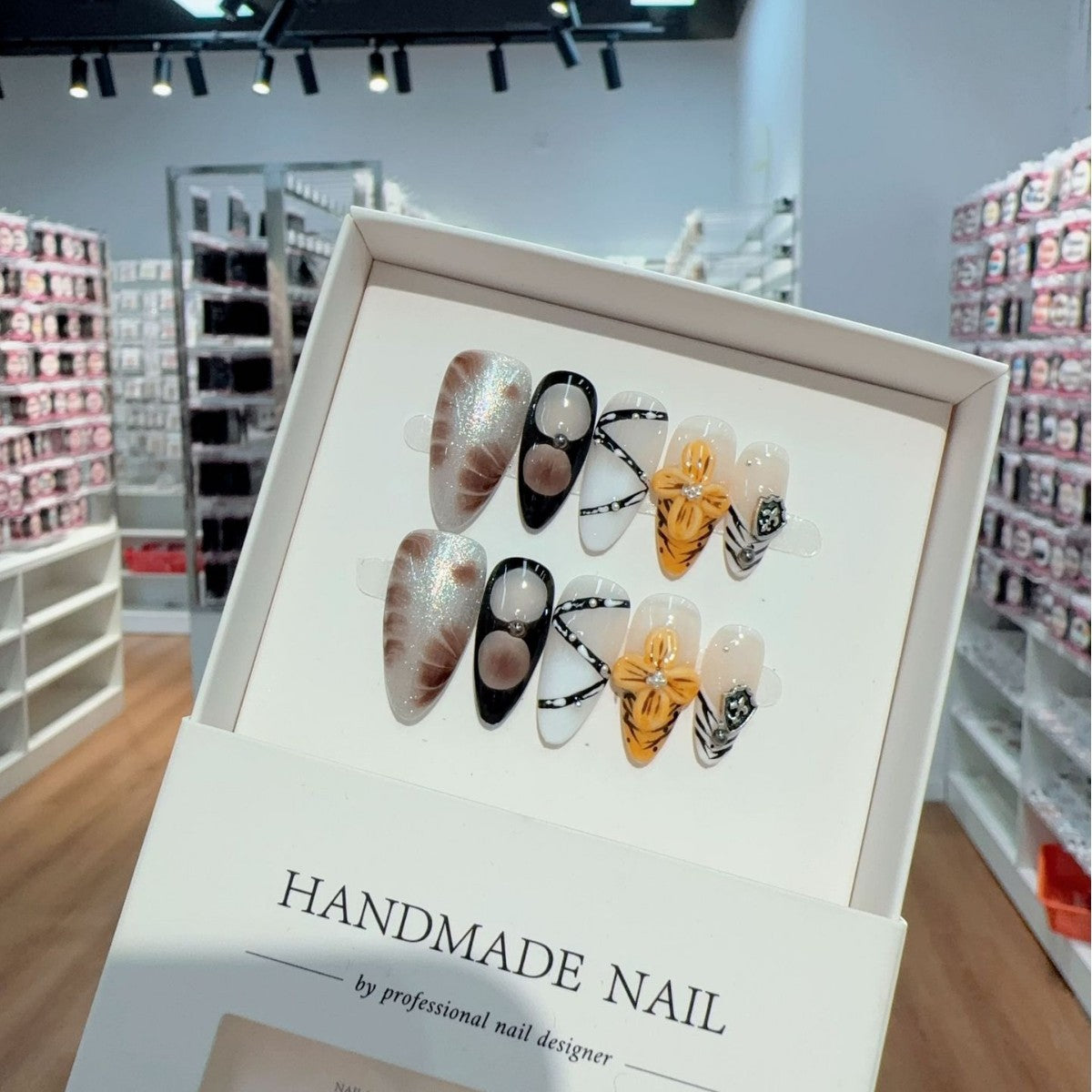 365nails : « Butterfly Whisper » – ongles forme amande faits main à décor floral 3D