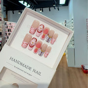 365nails: "Blush Doux" – Ongles press-on peints à la main, motifs floraux et rayures, faits main, mi-longs, forme carrée
