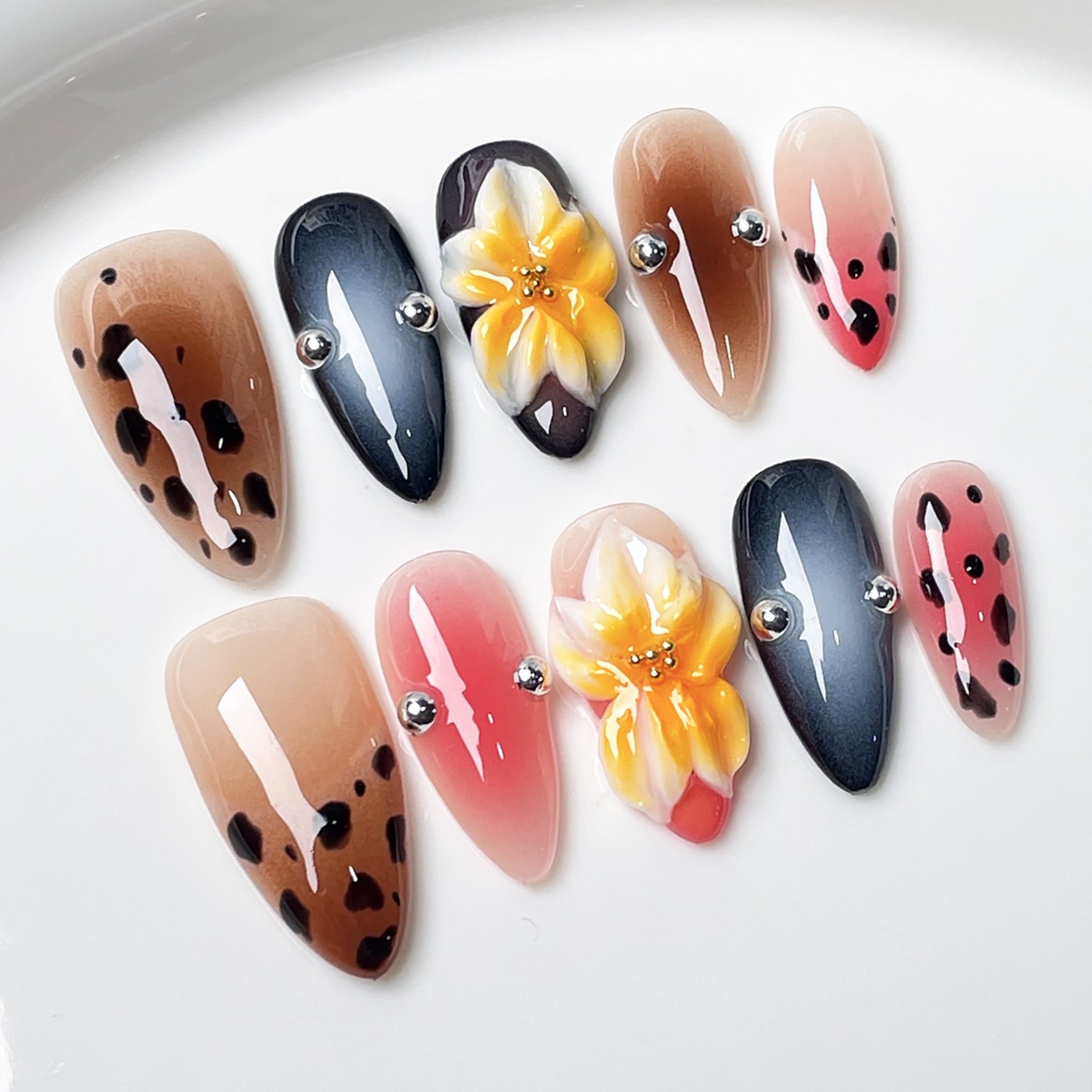 Handmade Press-on Nails 3D Three-dimensional Carving Sexy Leopard Print Blush Nail   Spice Girls Almond Nail｜365nails