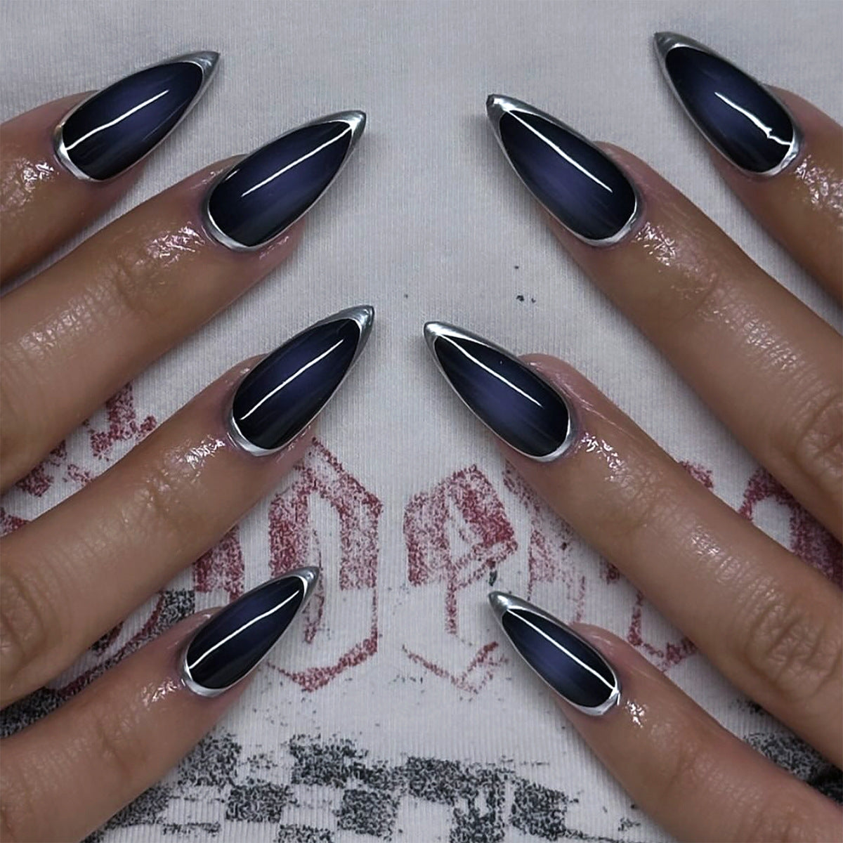 Manicura francesa con círculo plateado azul oscuro difuminado y almendra corta | 365nails