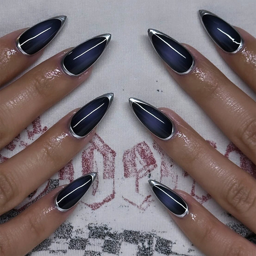 Faux ongles press-on amande courts, manucure style French cercle argenté, bleu foncé barbouillé | 365nails