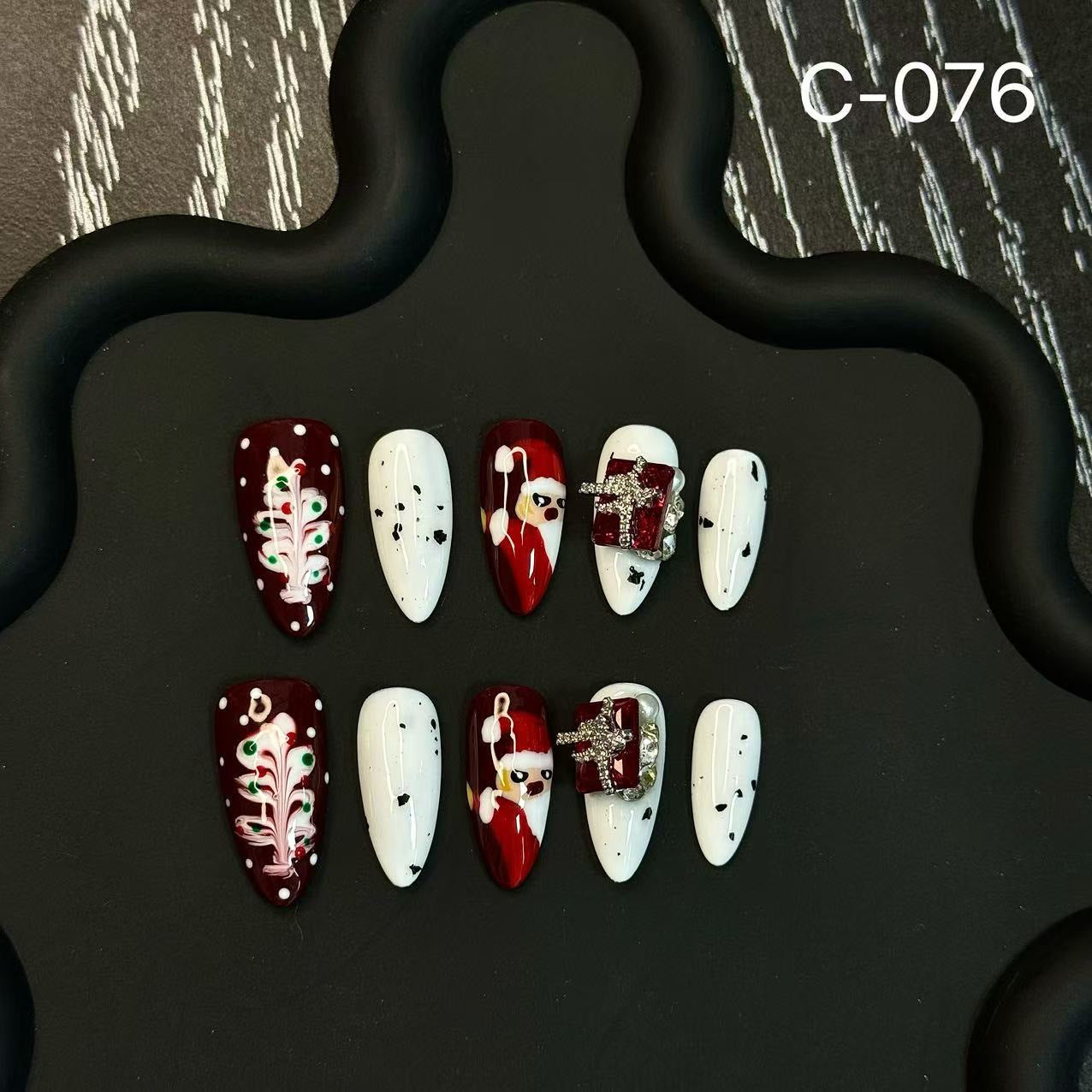 365nails: "Santa's Gift" – 3D 크리스마스 수제 아몬드형 네일