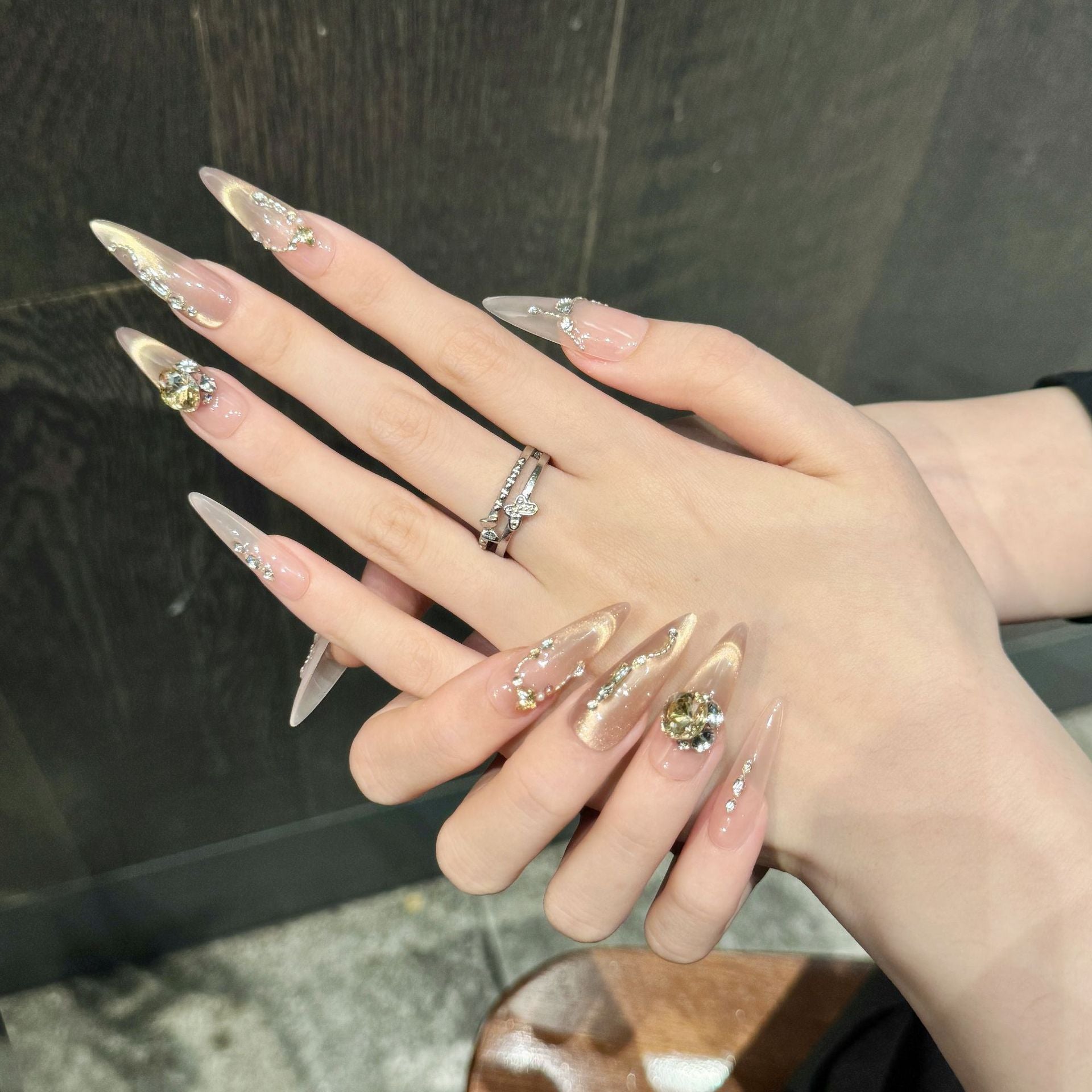 365nails: "Champagne Olho de Gato" – Unhas Stiletto Feitas à Mão com Diamante 3D e Corrente Dourada