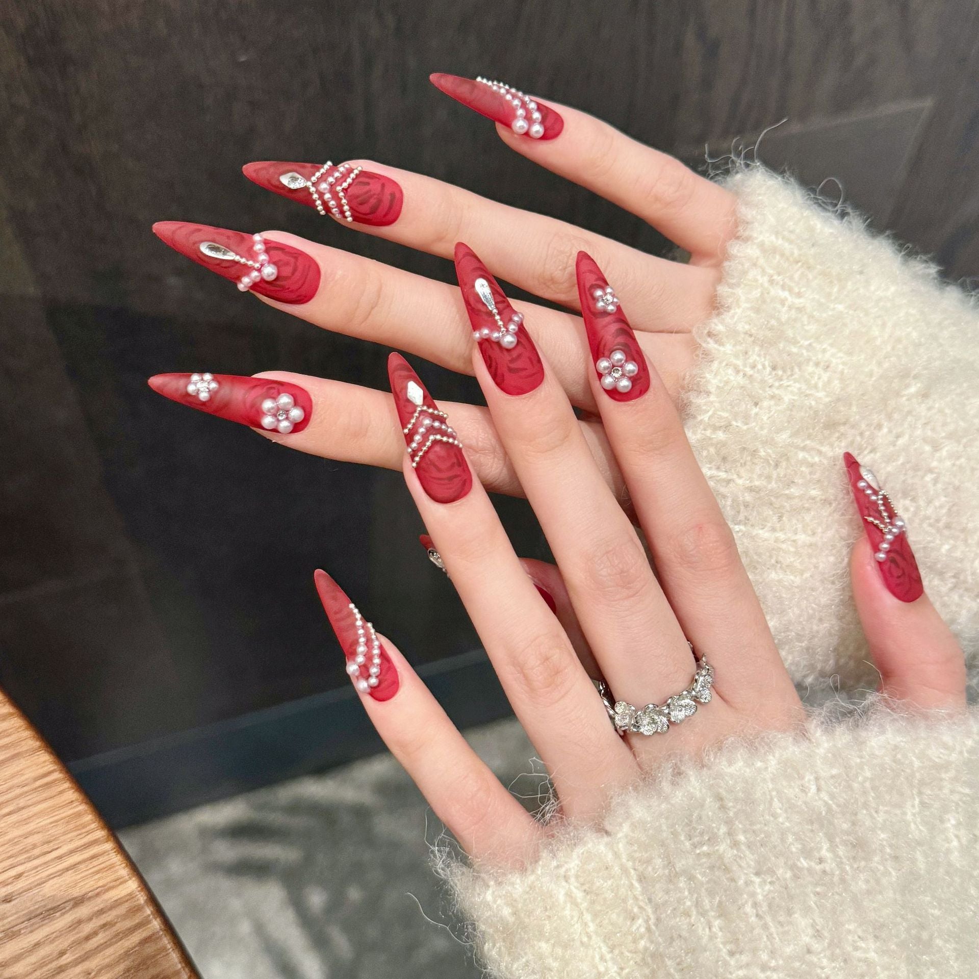 365nails: "Terciopelo Carmesí" – Uñas Stiletto Hechas a Mano con Perlas y Diamantes de Imitación 3D