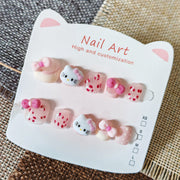 365nails: 「凱蒂貓草莓夢」— 手工製可愛短款橢圓形穿戴甲，帶有凱蒂貓與蝴蝶結圖案