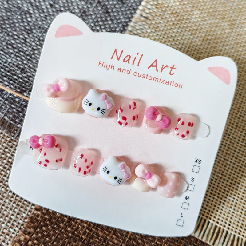 365nails: 「凱蒂貓草莓夢」— 手工製可愛短款橢圓形穿戴甲，帶有凱蒂貓與蝴蝶結圖案
