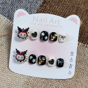 365nails：Kuromi 暗黑甜心 — 手工製可愛短款橢圓形穿戴甲（Kuromi 與蝴蝶結圖案）