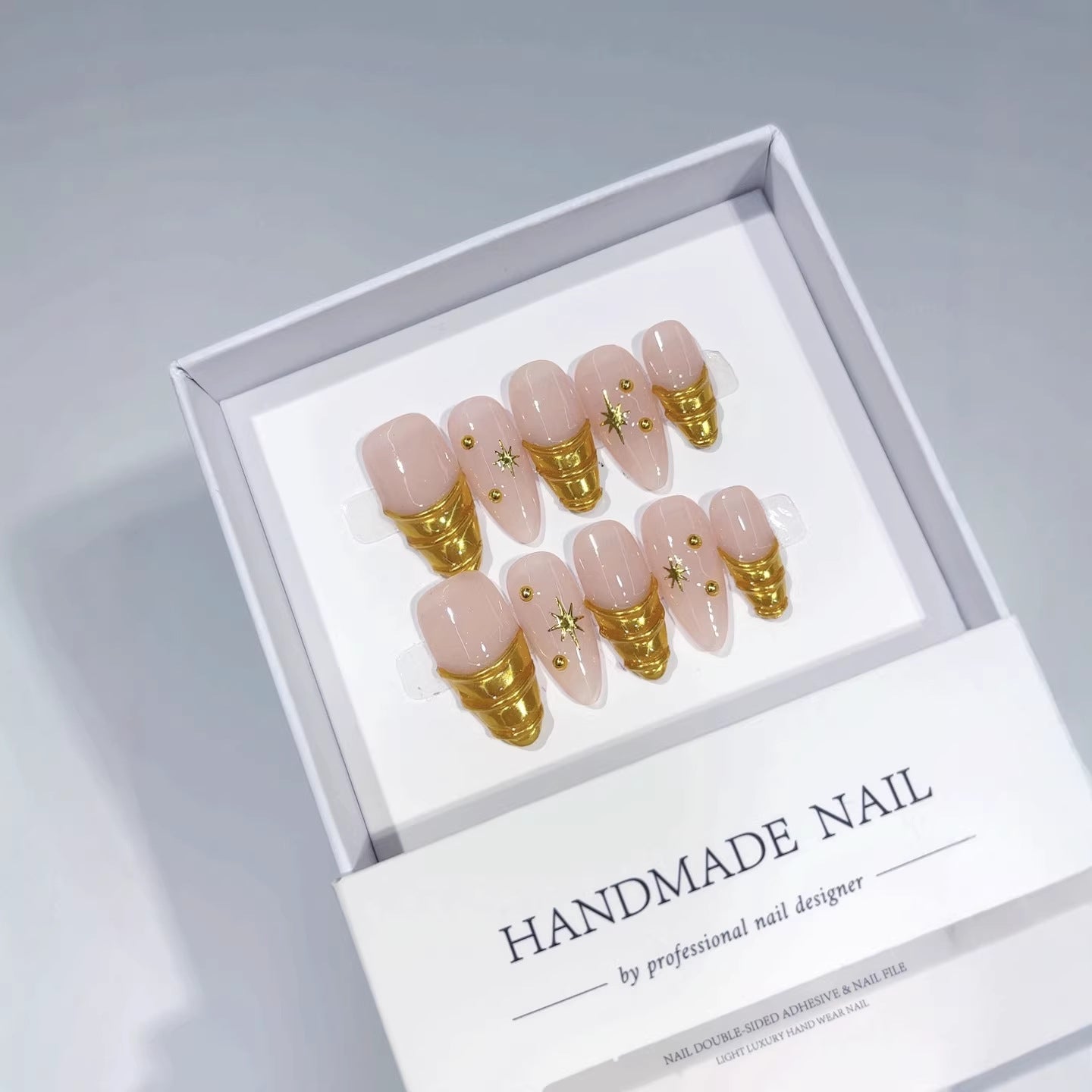 Gilded Star: "Golden Conch" – Short Almond Press-On Nails
