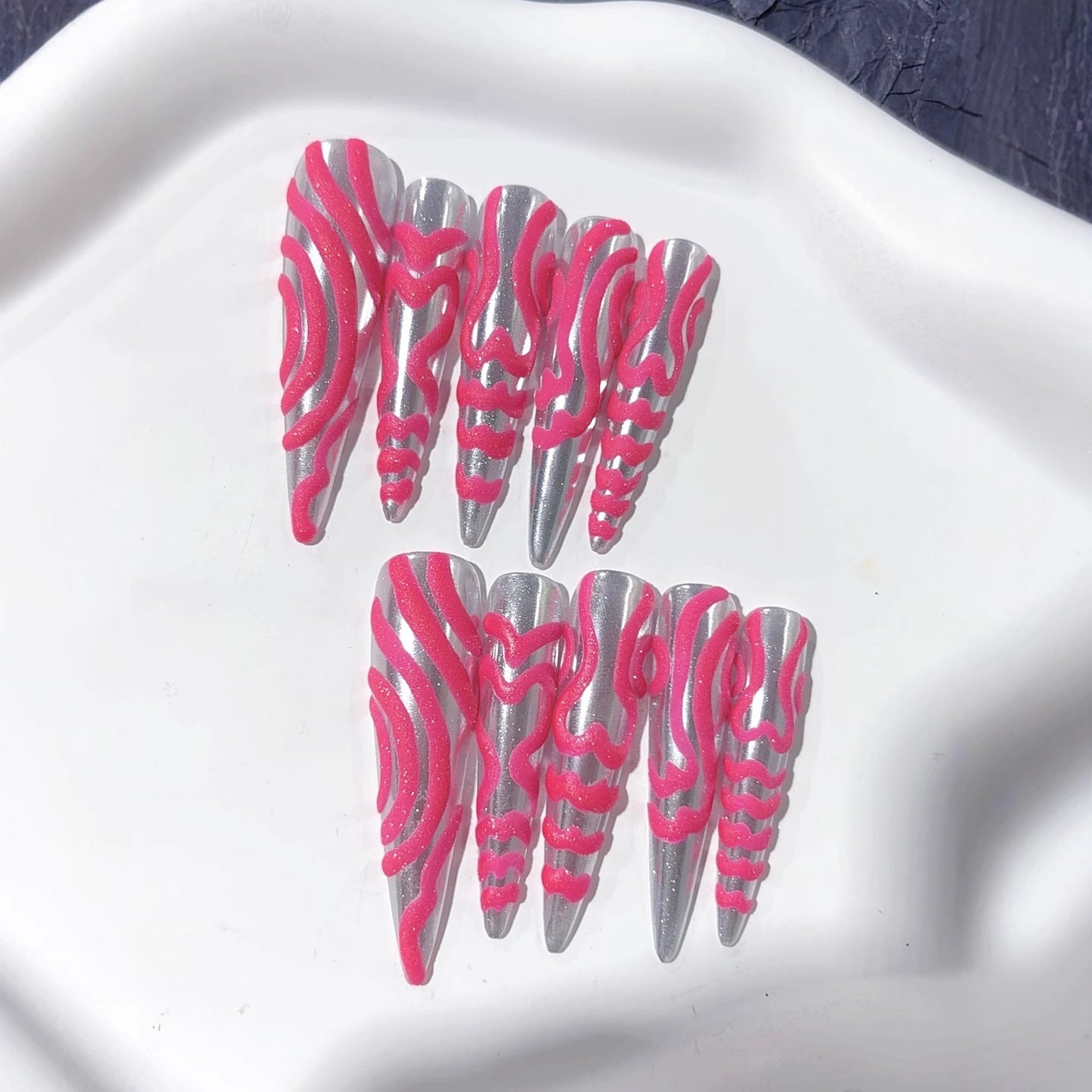 艷粉色金屬波浪搶眼穿戴甲