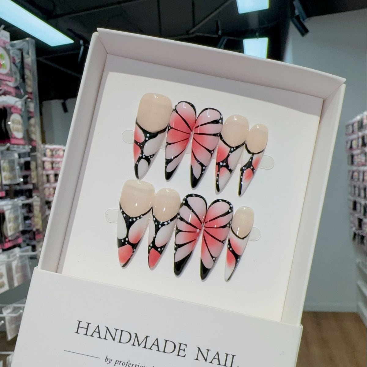 365nails: "蝴蝶夢" – 3D 手繪漸層翅膀 手工製 長款杏仁形穿戴甲