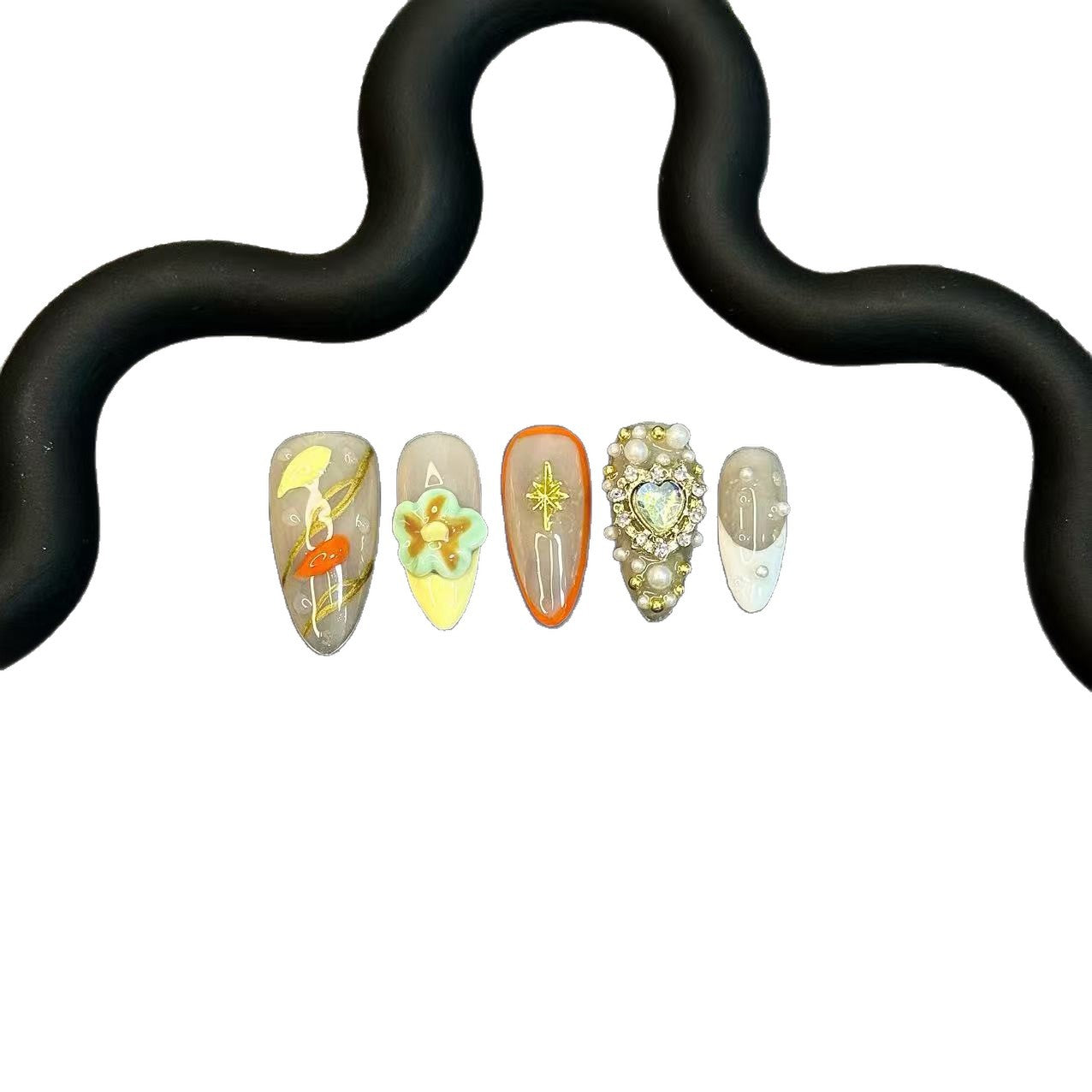 365nails: 「繆思花園」 – 3D花卉與珍珠手工製杏仁形穿戴甲