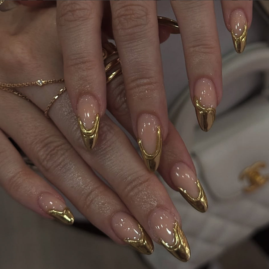 Ongles press-on French dorés 3D — forme amande