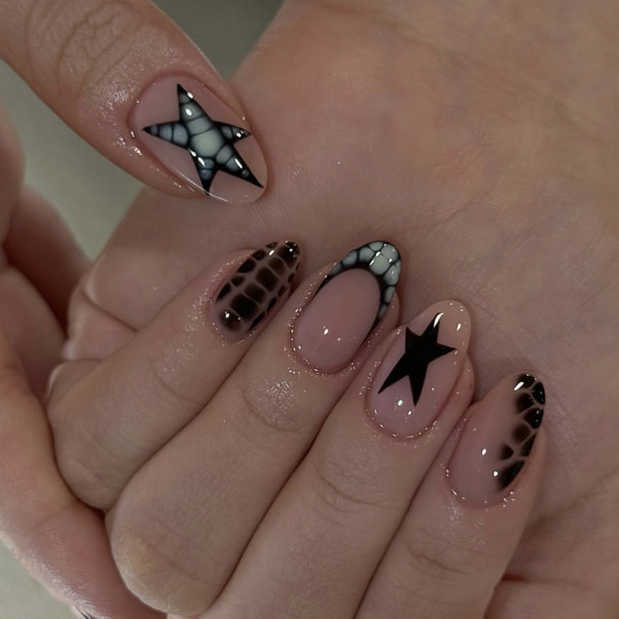 Ongles press-on forme amande courts noirs pentagramme doux cool