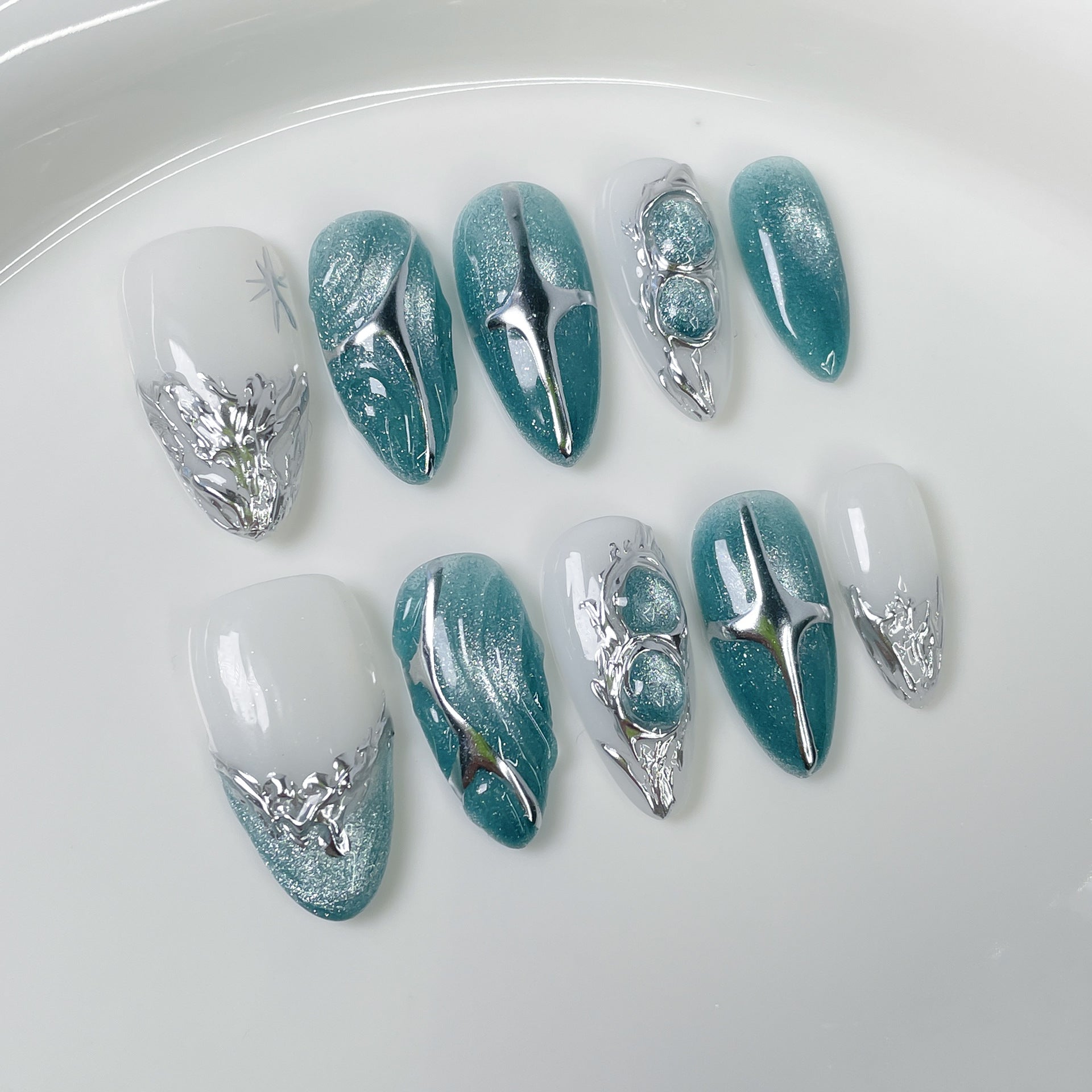 Uñas postizas con efecto ojo de gato, con efecto almendra y relieve metálico, hechas a mano | 365nails