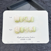 清新春日穿戴甲，小巧五瓣花點綴