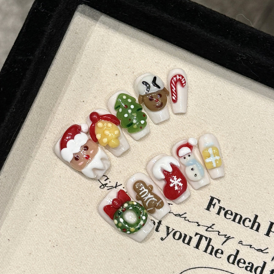 Ongles press-on 3D de Noël mignons – Père Noël, couronne et pain d'épices, design court