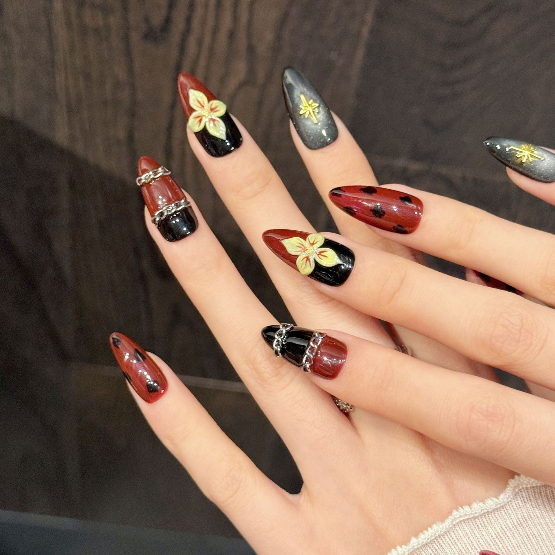 紅黑哥德風鏈條花朵對比時尚穿戴甲