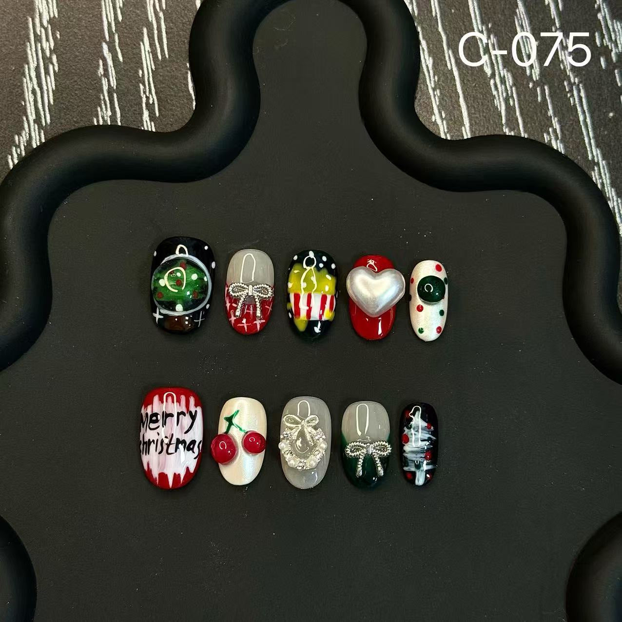 365nails: "Merry Sparkle" – 3D Christmas Handmade Almond Nails