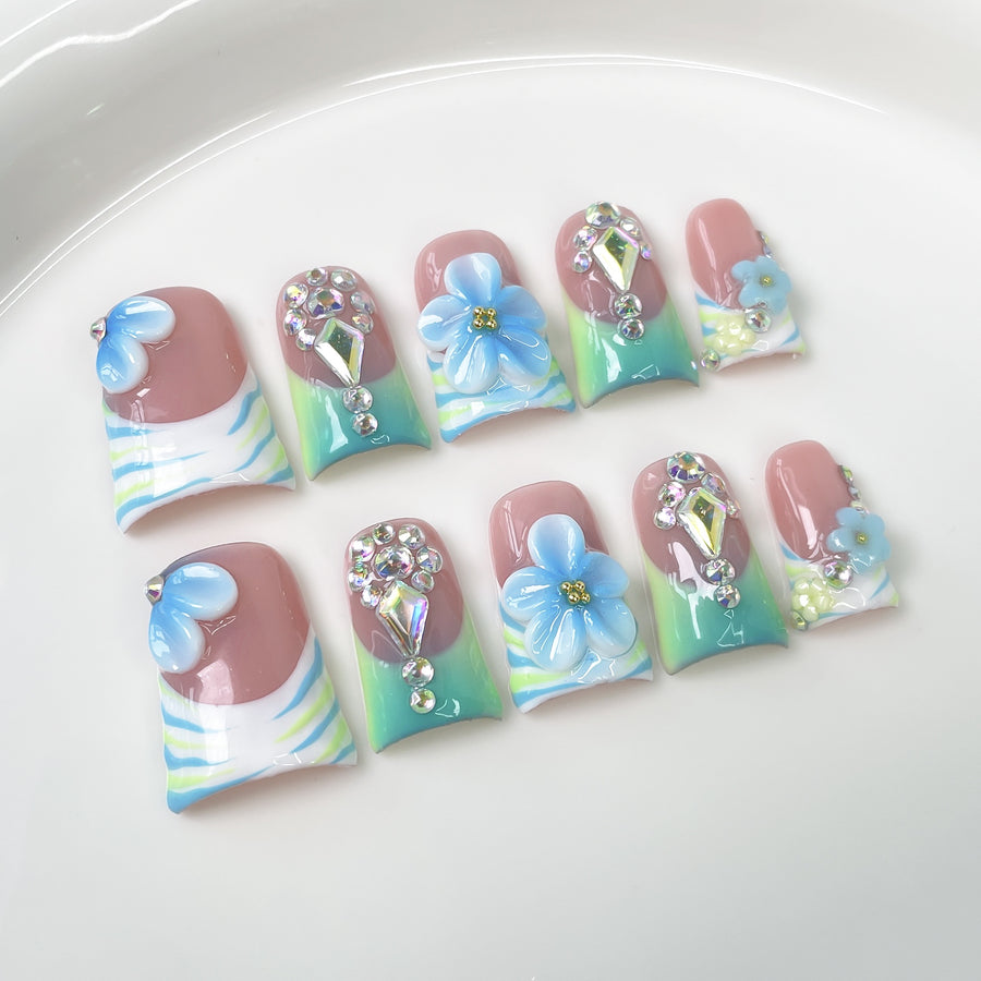 Ongles press-on forme bec-de-canard bleu aqua à motif floral