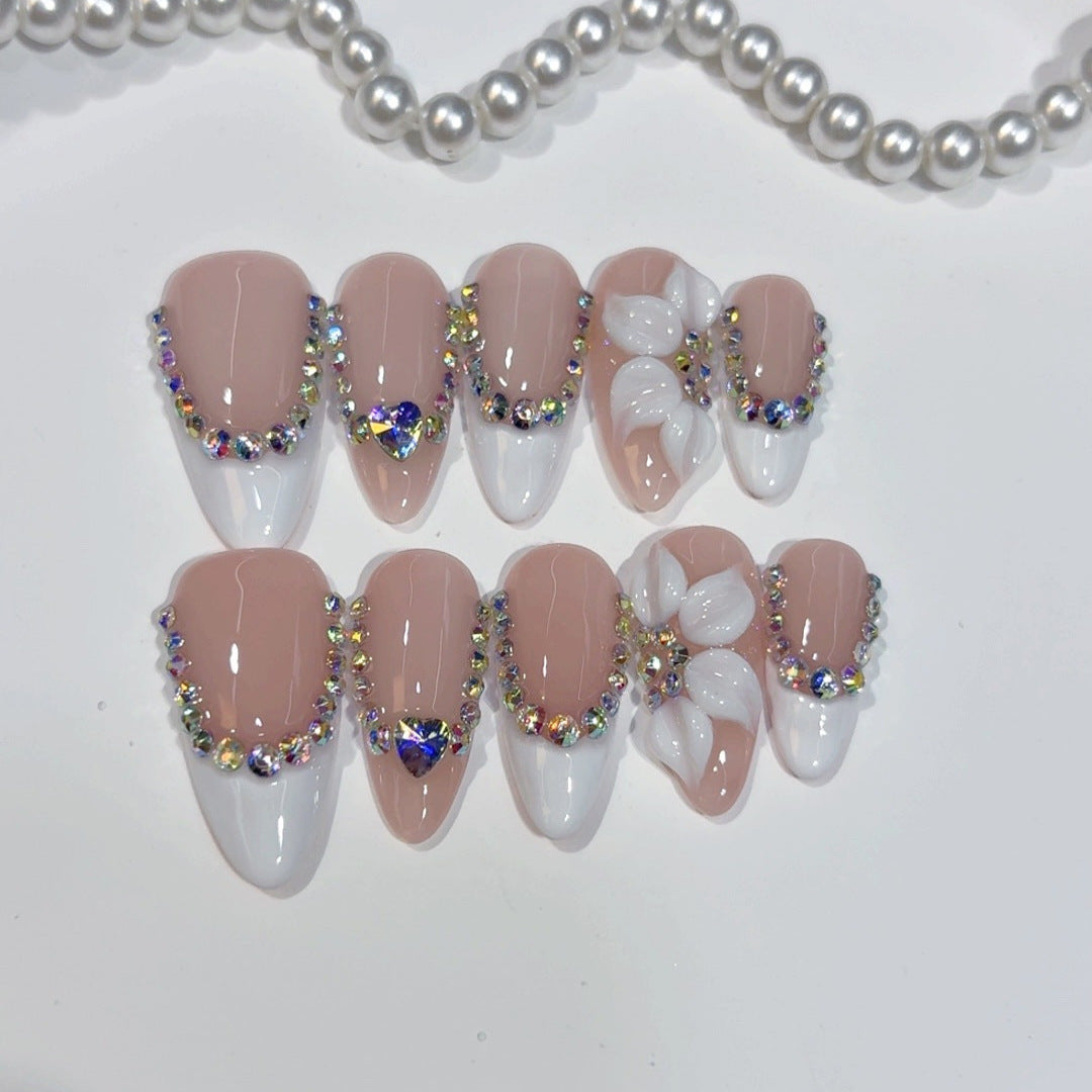 Ongles press-on réutilisables forme amande — motif floral élégant en strass (Fleur blanche)