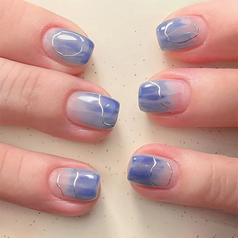Manucure ongles courts carrés dégradé bleu très vendu, ongle press-on argent à rayures irrégulières｜365nails
