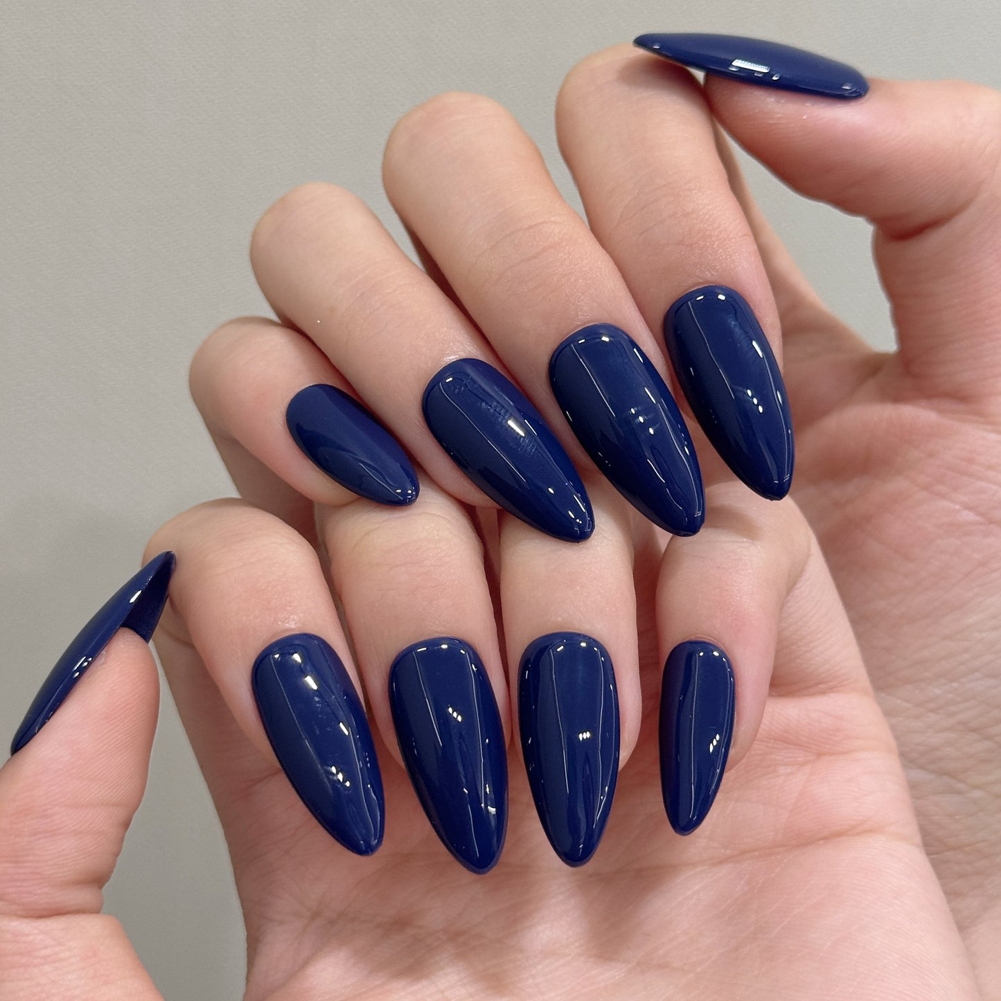 Simple and high-end white solid color ink blue gray glossy hand and foot set, purely handmade nails | 365nails