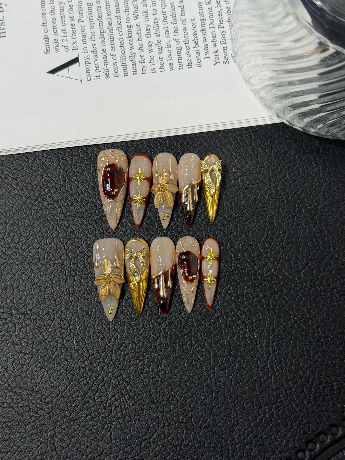 365nails: "Regal Crown" – 3D 골드 & 마블 수제 스틸레토형 네일