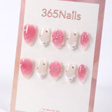 Uñas postizas 365Nails Milky French con degradado rosa melocotón, tallado floral 3D y detalles de cristal.