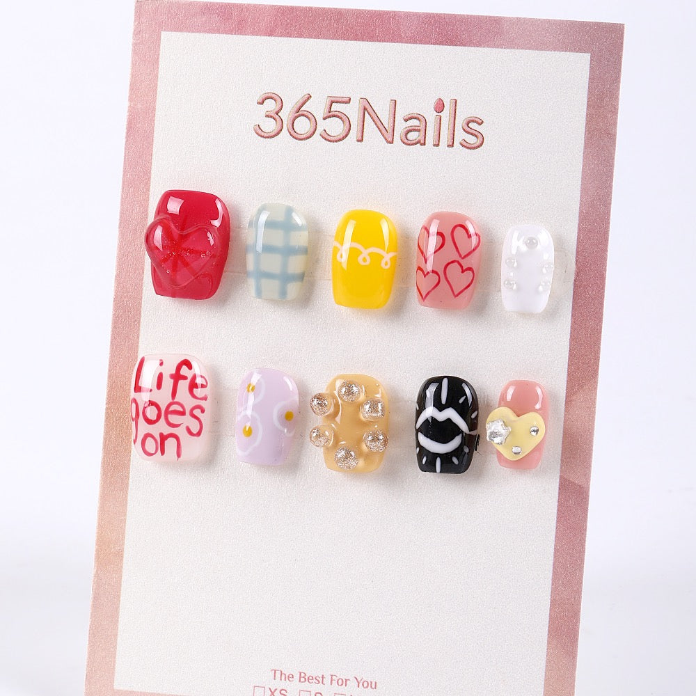 Set de uñas postizas cuadradas cortas 365Nails Playful Mix con corazones pintados a mano, letras, cuadros y pedrería de burbuja 3D.