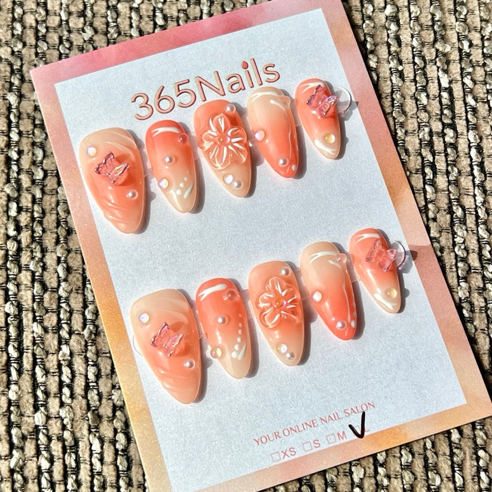 365nails — ongles press-on mi-longs faits main, forme stiletto, motif papillons et fleurs pêche blush