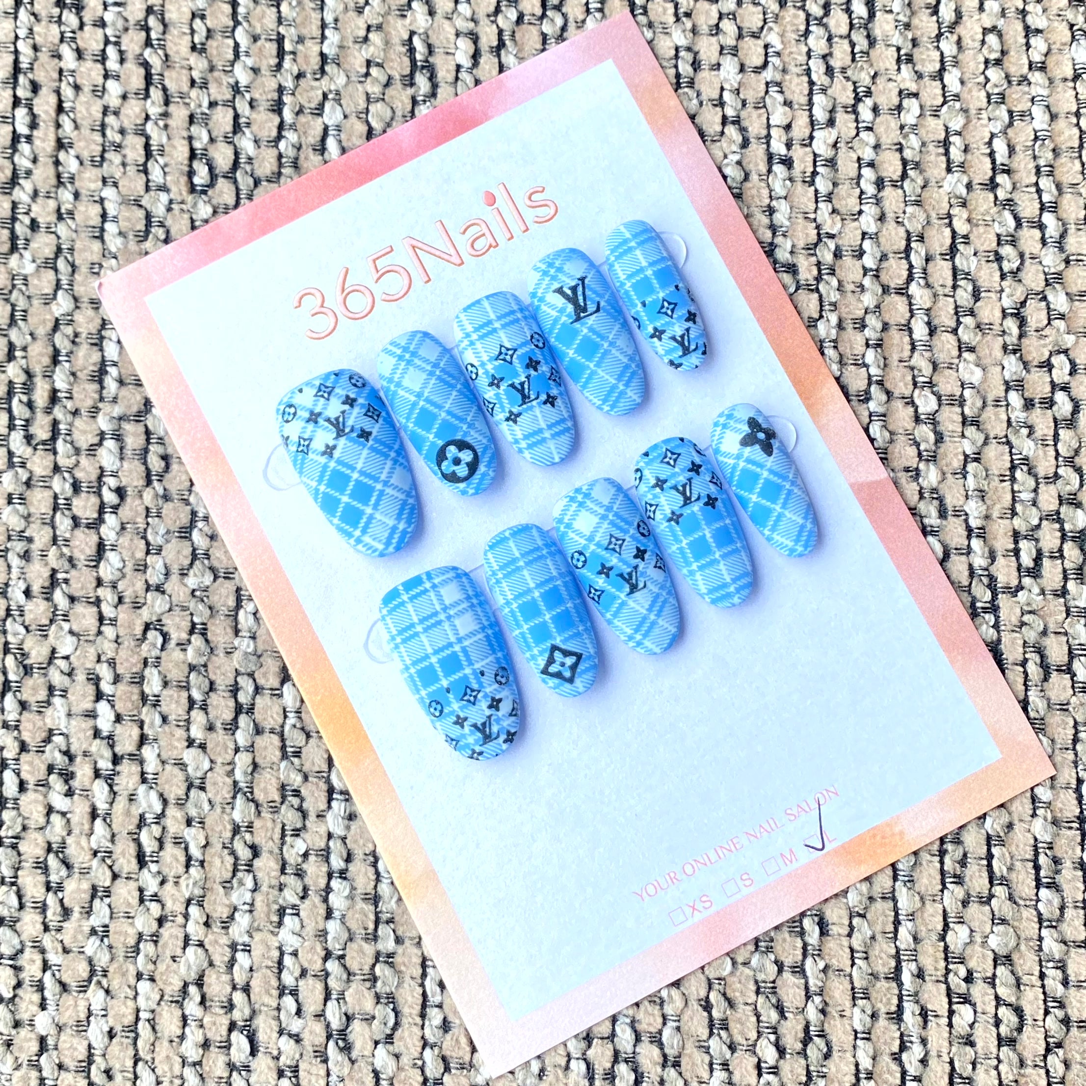 Logo Luxe 365nails : « Monogramme Tartan Bleu » – Plaid Classique & Typographie de Luxe Fait Main Ongles Ovales