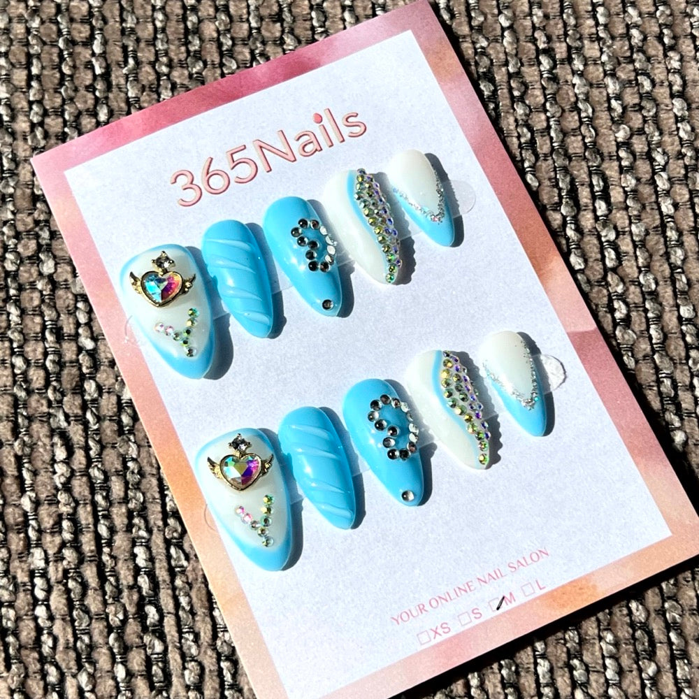 365nails : Fantaisie cœur bleu – Ongles forme amande 3D fait main avec breloques et strass