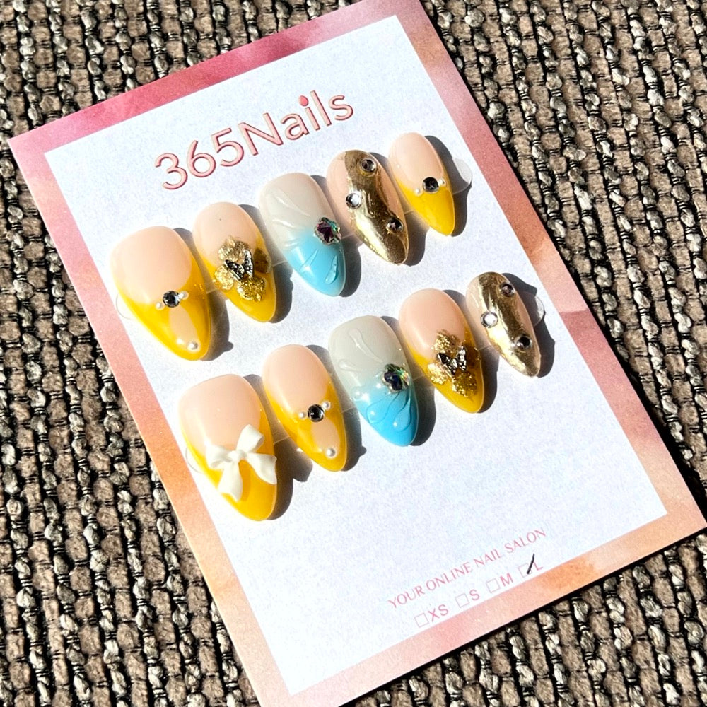 365nails: "금빛 나비" – 3D 크리스탈 & 프렌치 팁 수제 아몬드형 네일