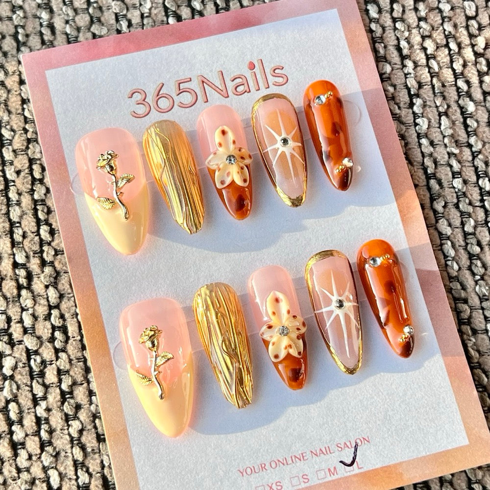 365nails: 누드 브라운 플라워 로즈 골드 믹스 – 수제 미디엄 스틸레토형 프레스온 네일
