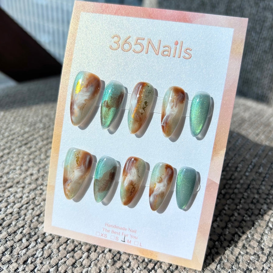 Ethereal Ink: "Mint Amber Flow" — ongles forme amande effet œil-de-chat vert menthe et marbré ambré caramel avec feuille d'or