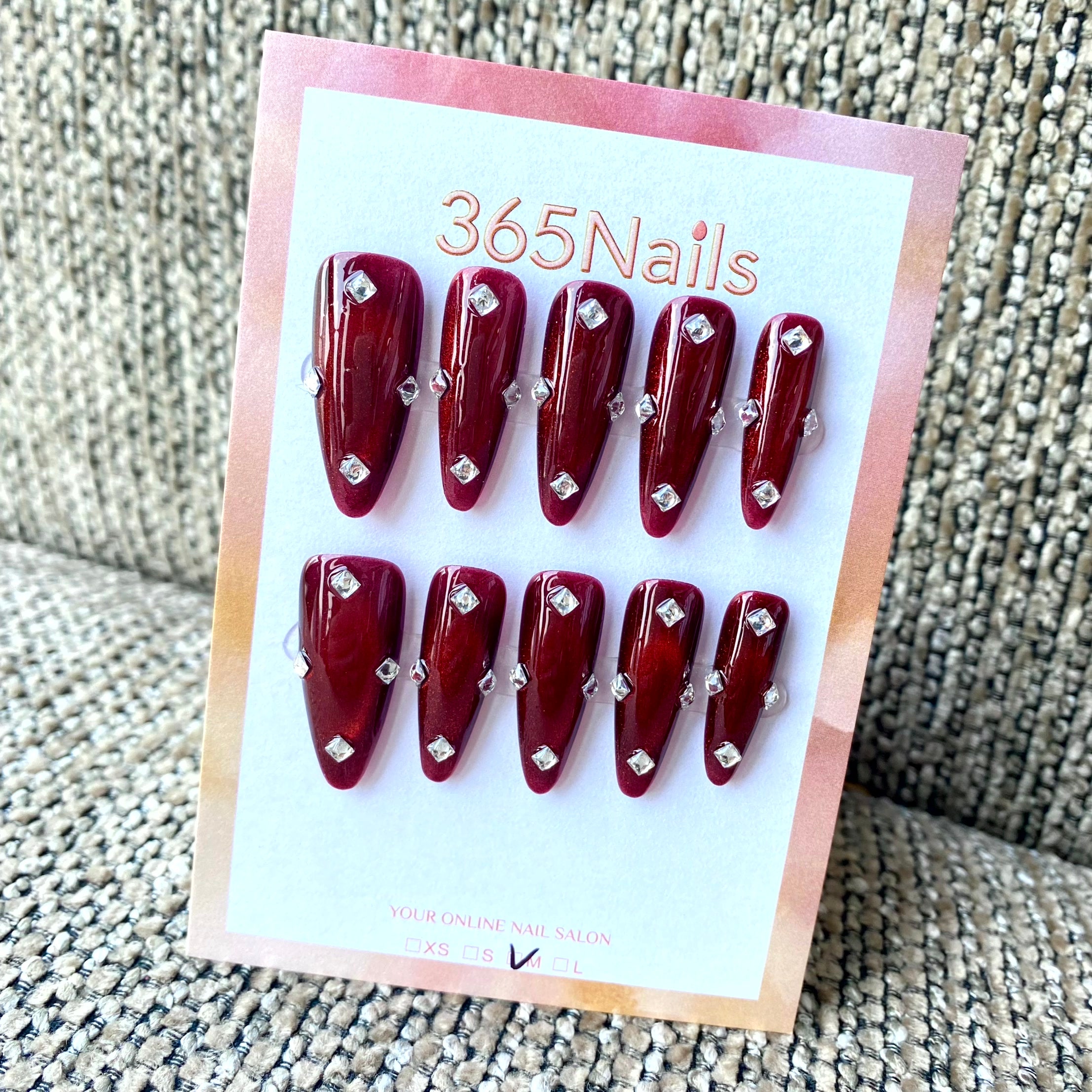 365nails: "紅寶光暈" – 閃耀紅色水晶點綴手工製尖形甲片