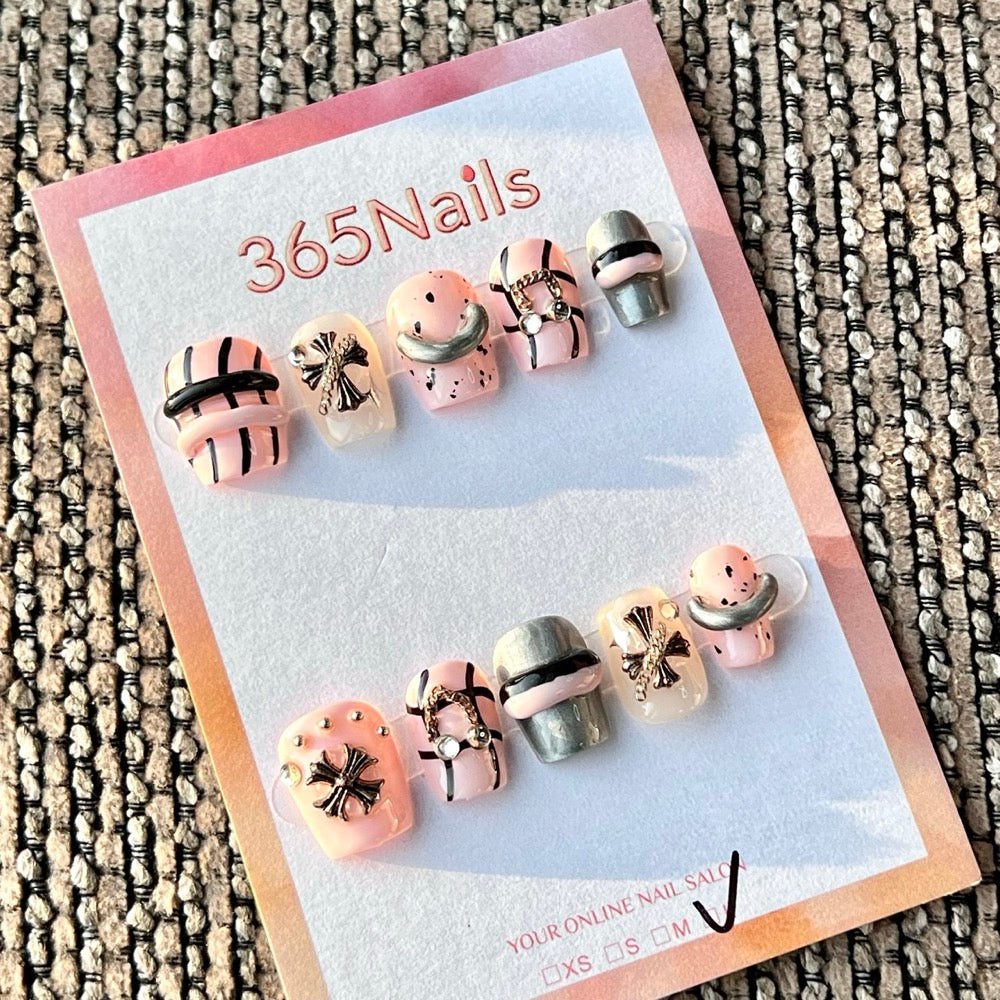 365nails — Chaîne gothique punk — Ongles press-on courts, forme carrée, fait main