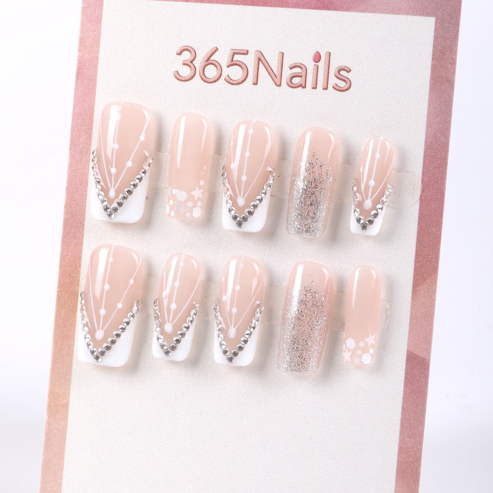 365Nails Rosa nude transparente con V-French blanca, cadenas con tachuelas plateadas y purpurina estrellada – Elegantes uñas postizas medianas con forma de ataúd/almendra.
