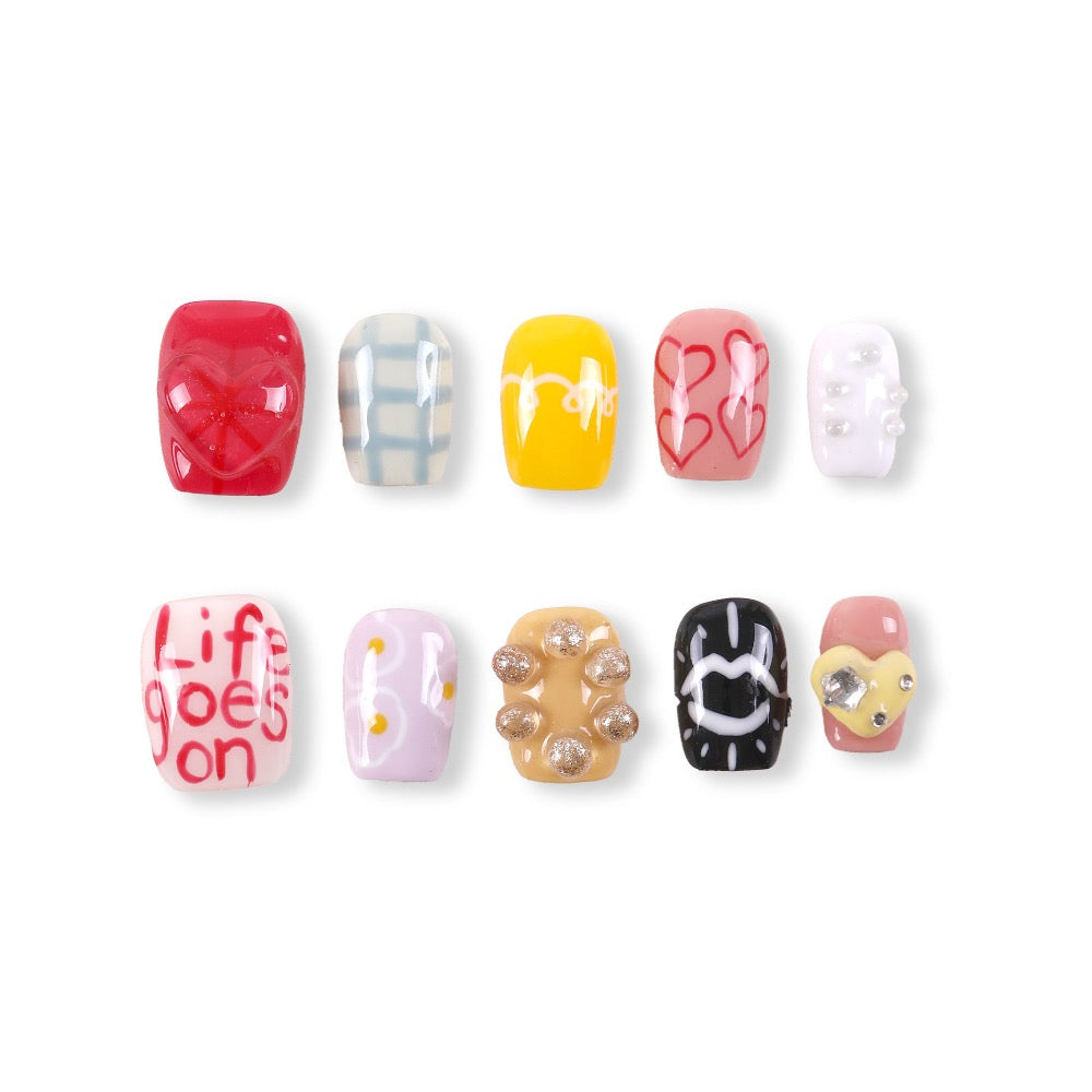 Set de uñas postizas cuadradas cortas 365Nails Playful Mix con corazones pintados a mano, letras, cuadros y pedrería de burbuja 3D.