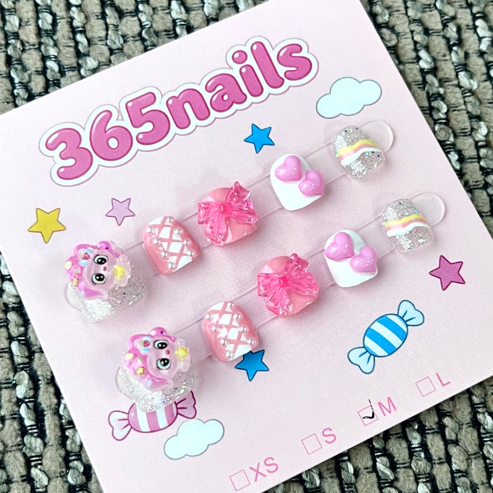 365nails: "Candyland Sweetheart" – 3D 캐릭터 수제 달콤한 숏 네일