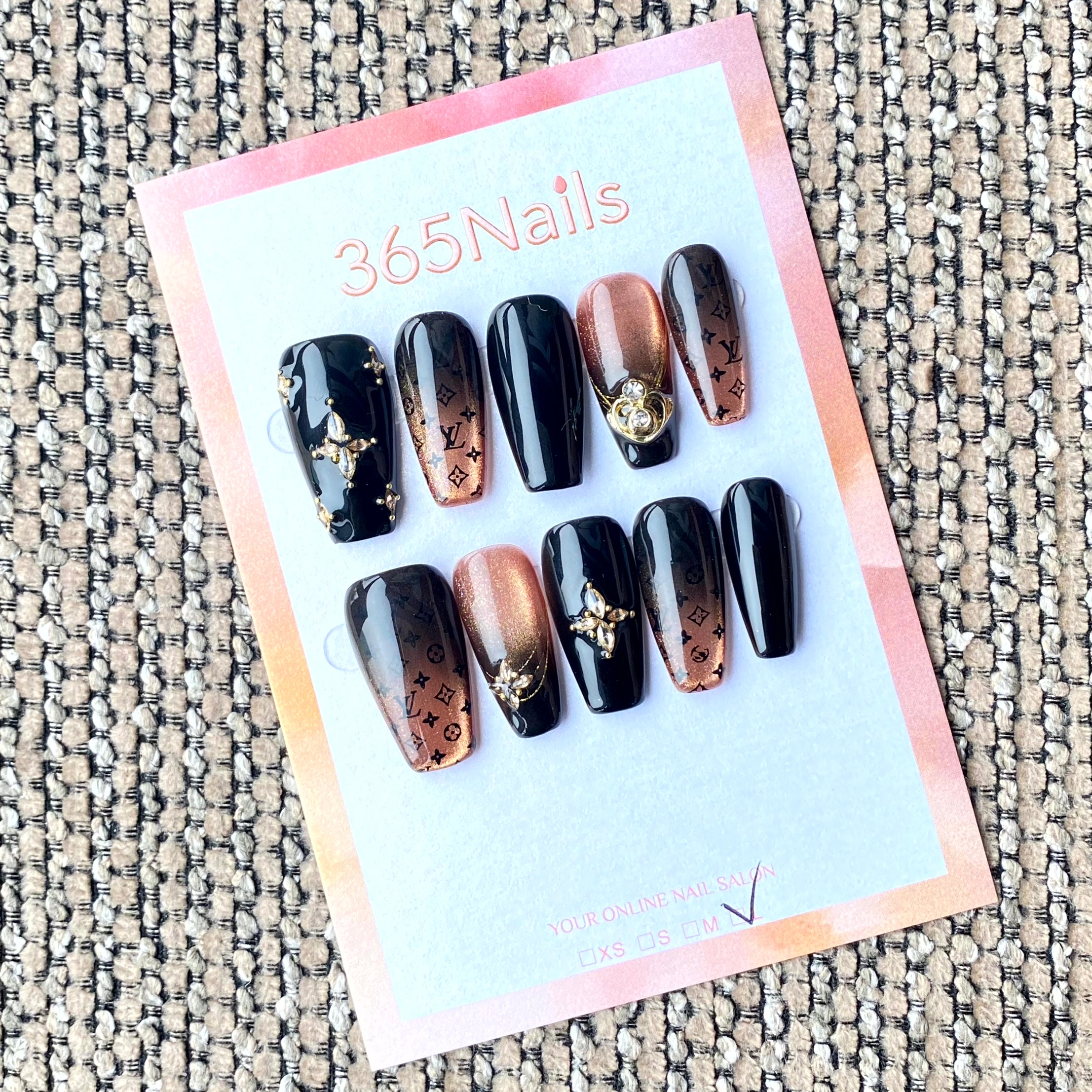 Luxury Logo 365nails: "Monograma Realeza Obsidiana" – Cruz Dourada 3D & Unhas Postiças Ombre Feitas à Mão