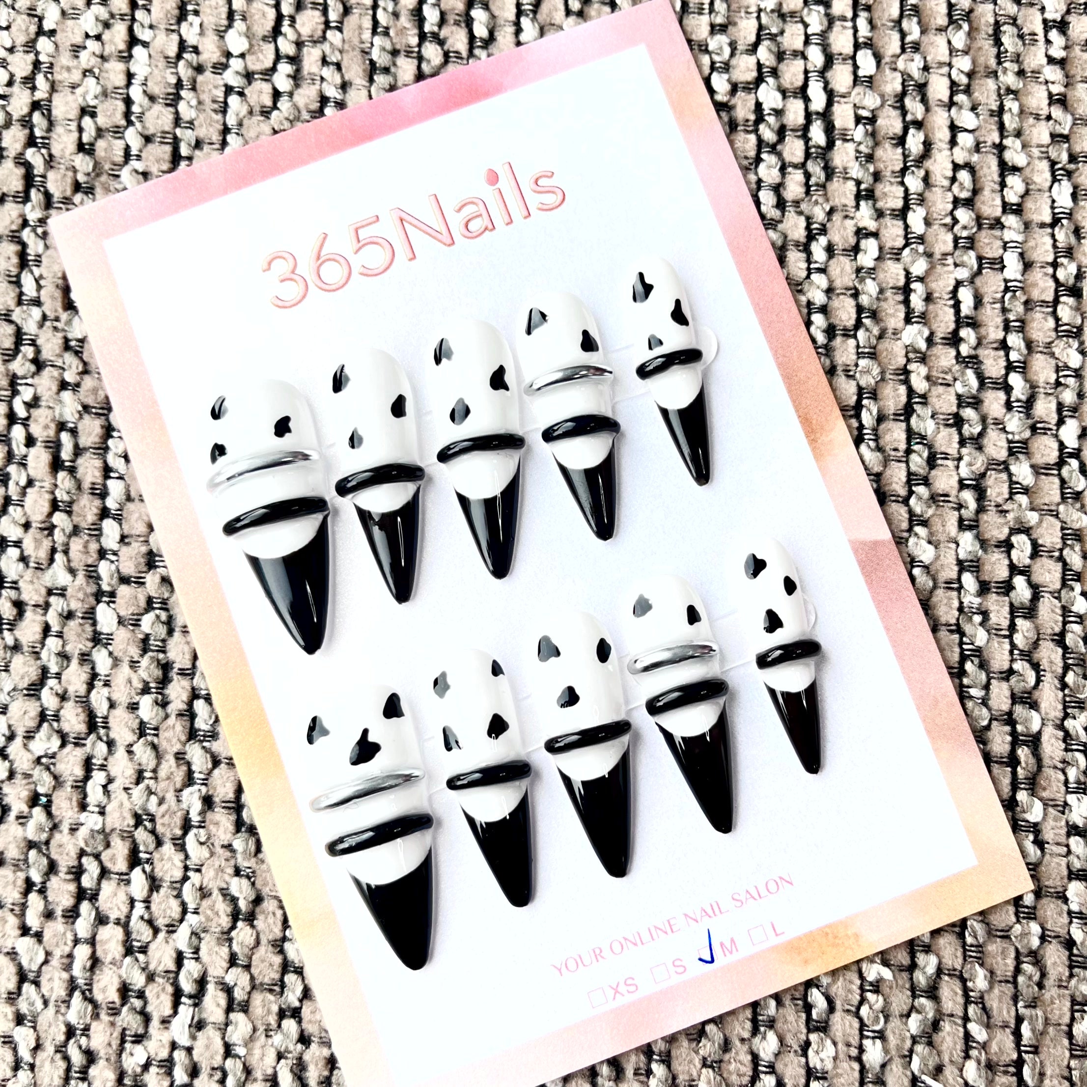 Imprimé vache Y2K: "Stiletto double anneau" – Ongles press-on longs forme stiletto