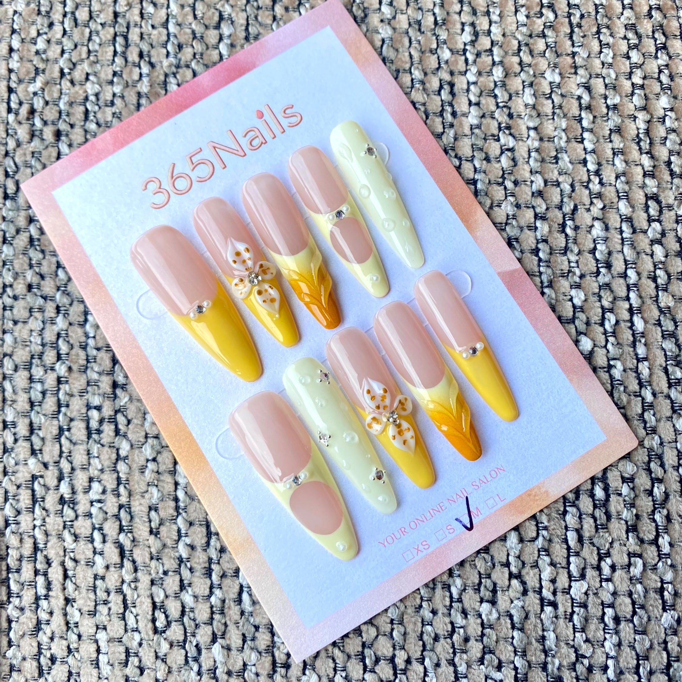 365nails — Pétale ensoleillé : ongles fait main forme stiletto, manucure française ornée de fleurs 3D et strass