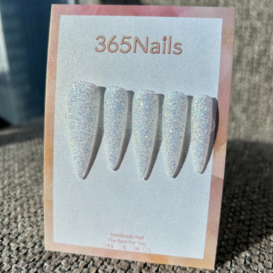 Unhas Postiças Ice Queen Prata Iridescente Branca com Micro Glitter Stiletto| Glitter Estrelado · Série Sparkling