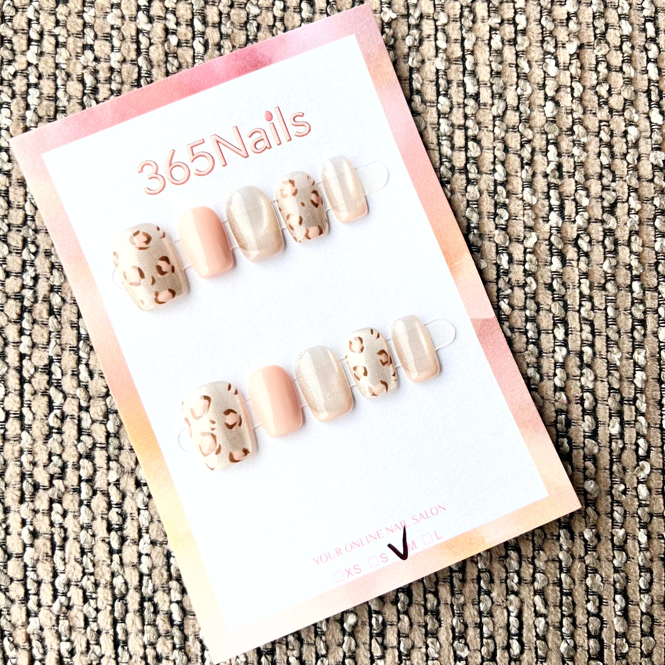 365nails: "누드 레오파드" – 손으로 그린 애니멀 프린트 숏 스퀘어형 네일