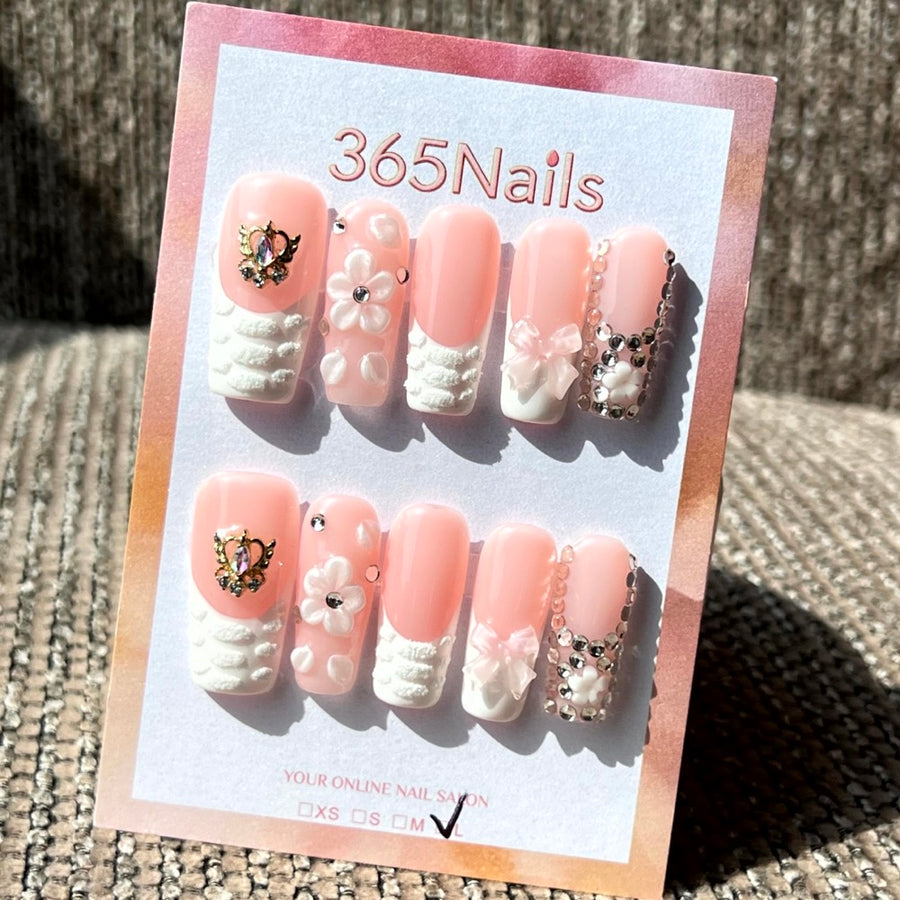 365nails — « Murmures Angéliques » : ongles press-on faits main, forme amande, motif floral 3D & bijou