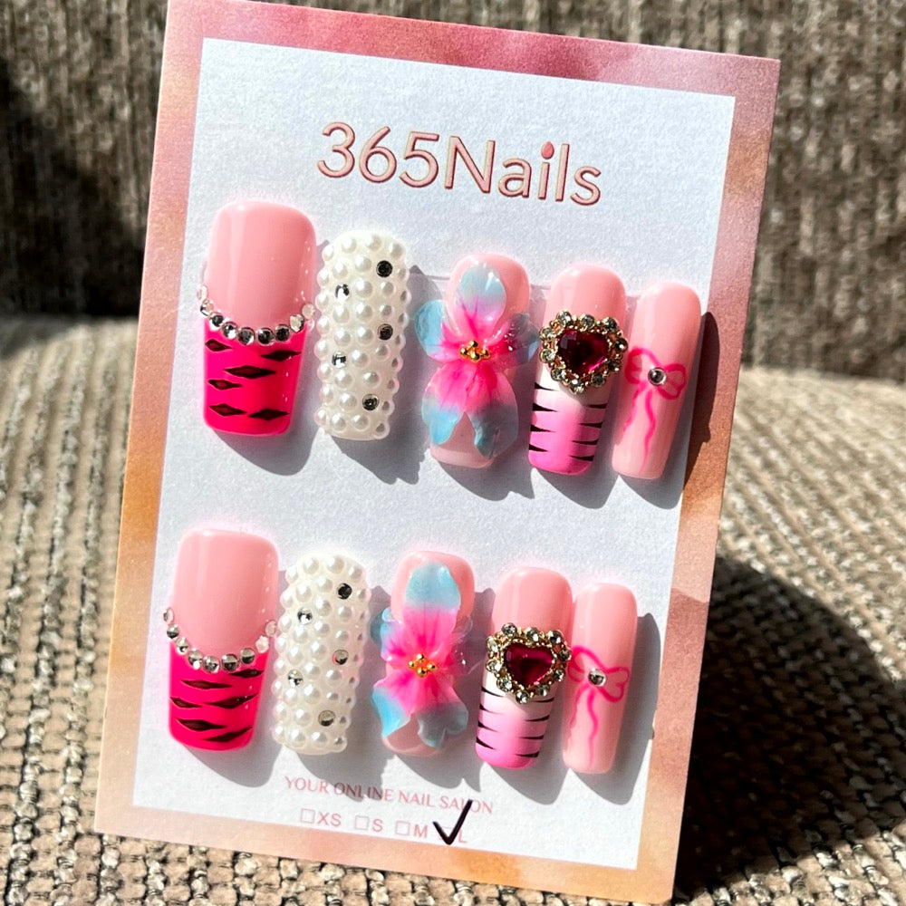 365nails — « Bubblegum Baddie » : ongles press-on faits main, forme coffin, fleur 3D & motif tigre