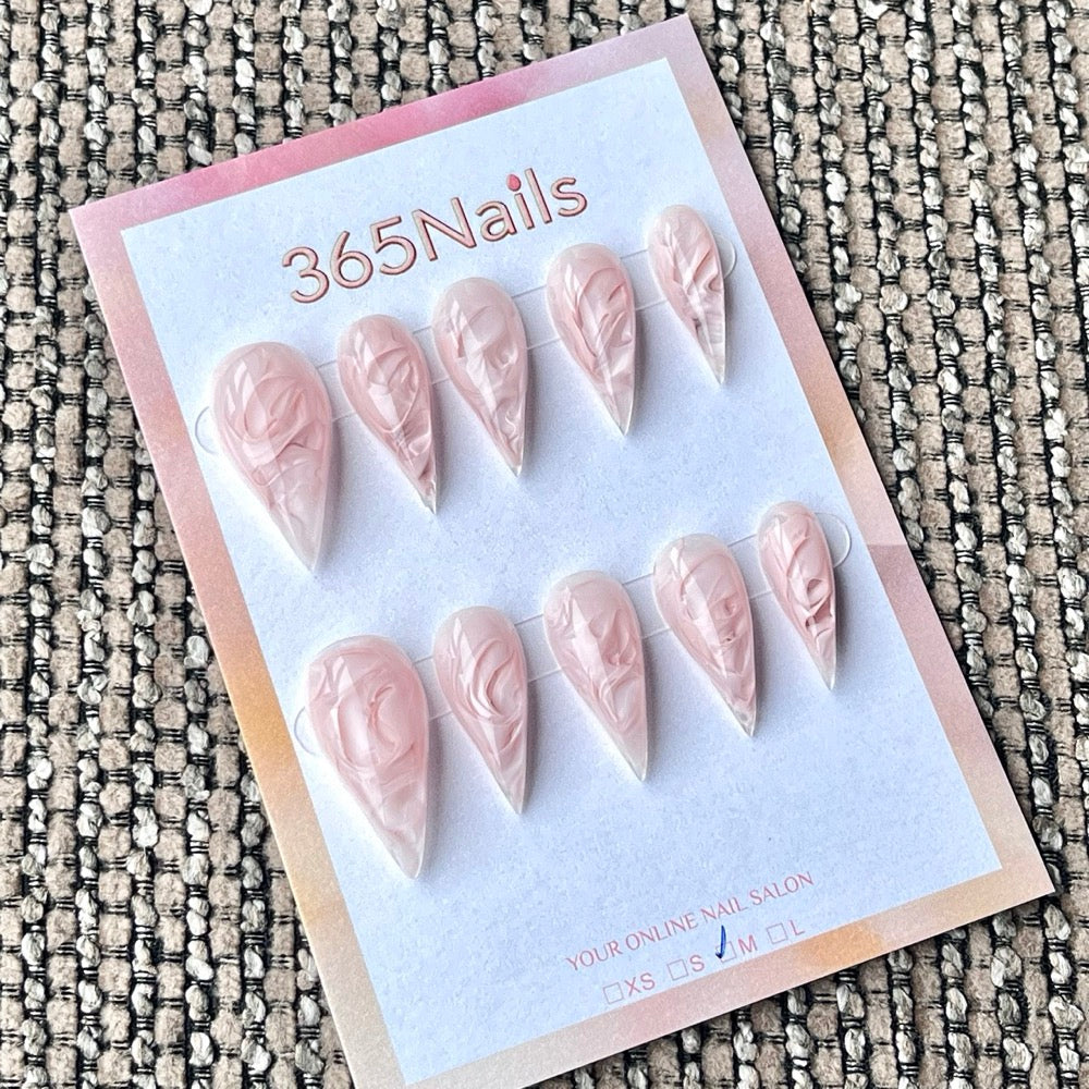 365nails: 「淺粉漩渦大理石乳白果凍」 – 極簡流體藝術手工製長款尖形穿戴甲