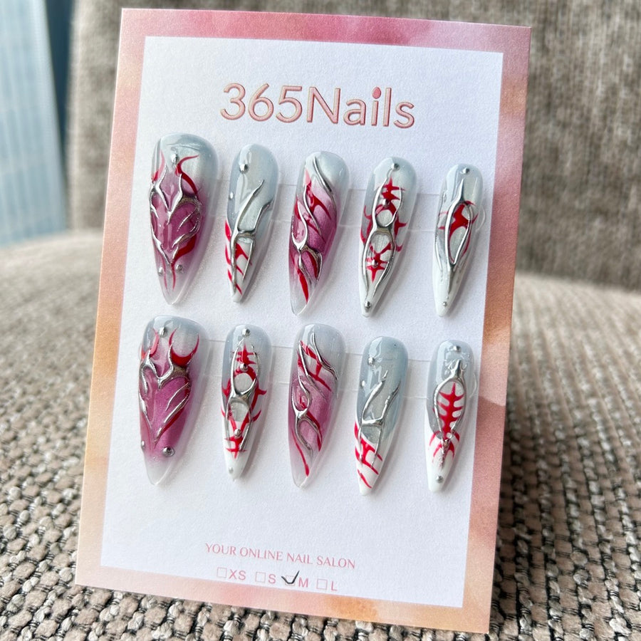 Femme Fatale: Sceau cramoisi — ombré gris glacé et rose baie avec lignes tribales cyber 3D chrome argenté — ongles press-on longs forme stiletto